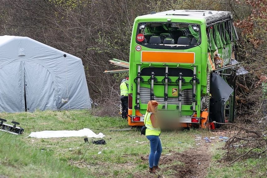 Unfall mit Reisebus auf A9 bei Leipzig