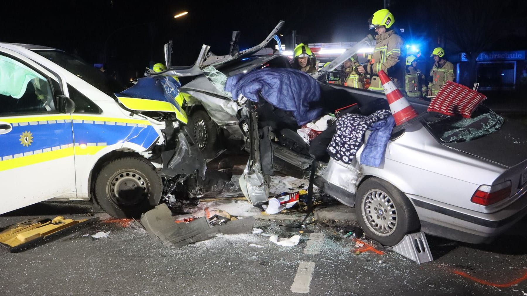 Berlin: Polizei Kracht In Privatauto – Unfalldrama In Zehlendorf