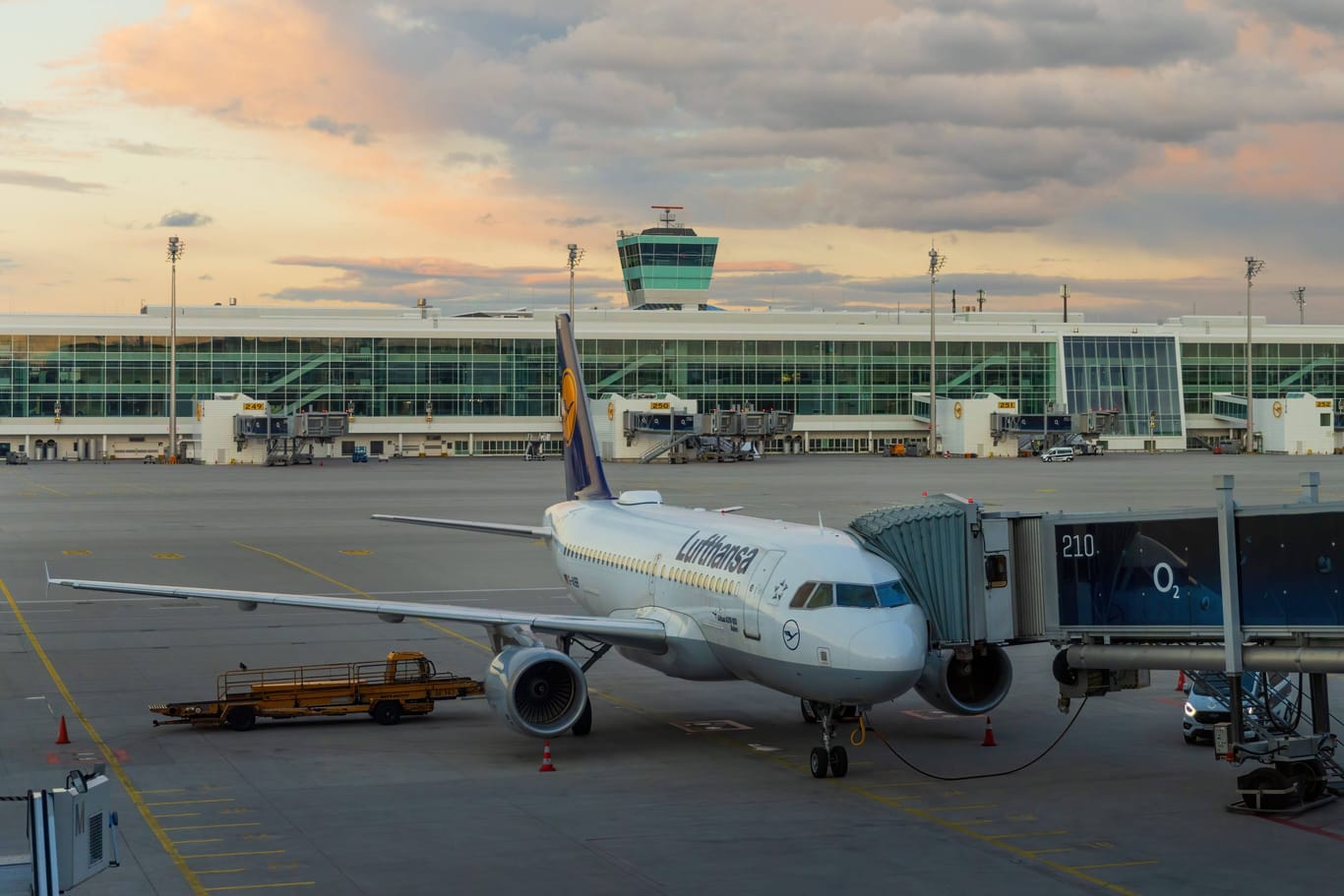 Lufthansa-Maschine parkt am Flughafen München (Archivfoto): Im Sommer werden neue Fernziele mit dem Airport verbunden.