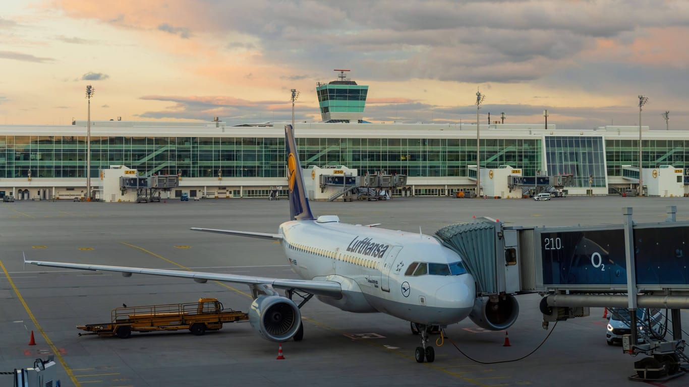 Lufthansa-Maschine parkt am Flughafen München (Archivfoto): Im Sommer werden neue Fernziele mit dem Airport verbunden.