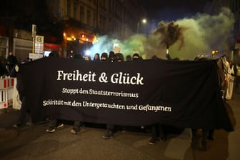 Demoteilnehmer in Berlin: Linke Gruppen hatten die Kundgebung unter dem Motto "Solidarität mit den Untergetauchten und Gefangenen" abgehalten.
