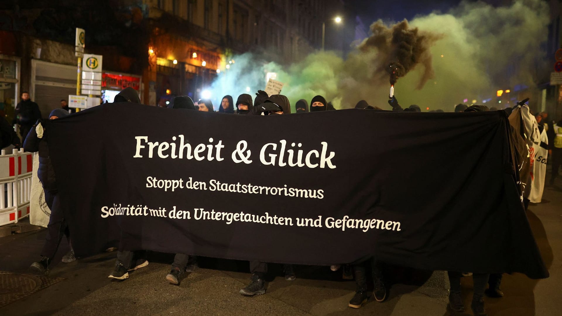 Demoteilnehmer in Berlin: Linke Gruppen hatten die Kundgebung unter dem Motto "Solidarität mit den Untergetauchten und Gefangenen" abgehalten.