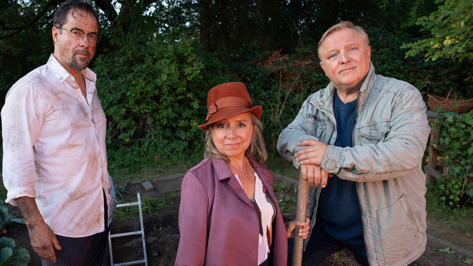 "Tatort": Prof. Karl-Friedrich Boerne (Jan Josef Liefers), Silke Haller (ChrisTine Urspruch) und Frank Thiel (Axel Prahl) ermitteln in einer Kleingartensiedlung.