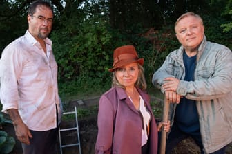 "Tatort": Prof. Karl-Friedrich Boerne (Jan Josef Liefers), Silke Haller (ChrisTine Urspruch) und Frank Thiel (Axel Prahl) ermitteln in einer Kleingartensiedlung.