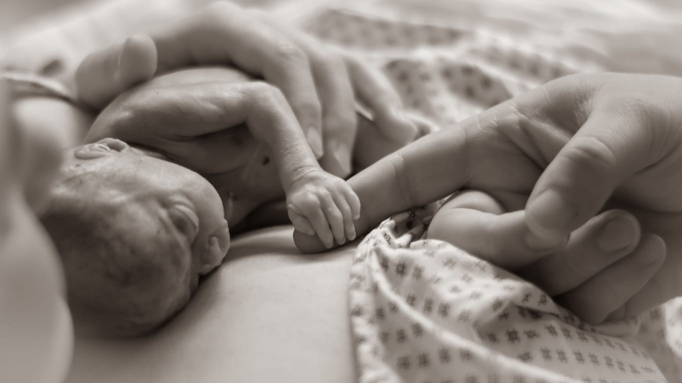 Ein totgeborenes oder kurz nach der Geburt verstorbenes Baby: Die Fotografin Katja Rendl versucht für Eltern ein Stück Normalität in die dunkle Stunde zu bringen.