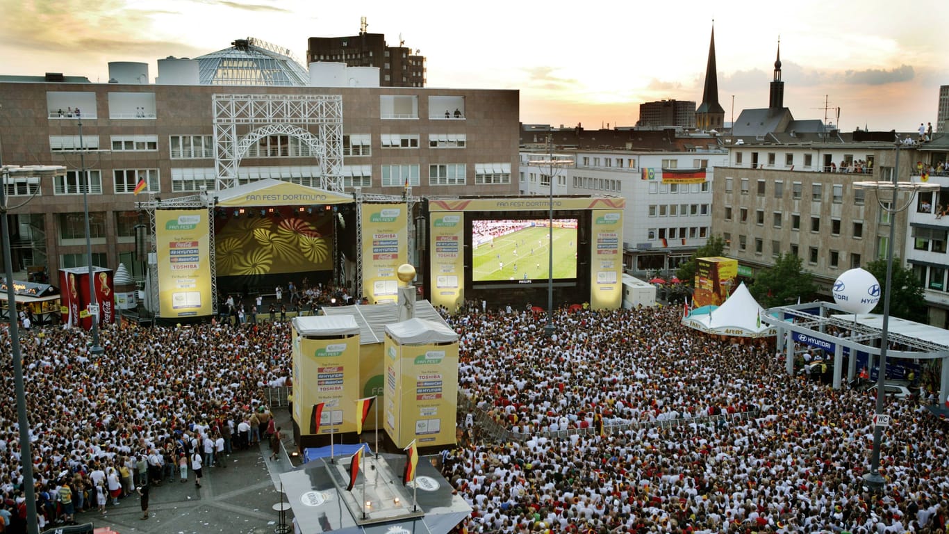 Das Sommermärchen: So sah das Public Viewing auf der Fifa-Fanmeile am Friedensplatz bei der EM 2006 aus.