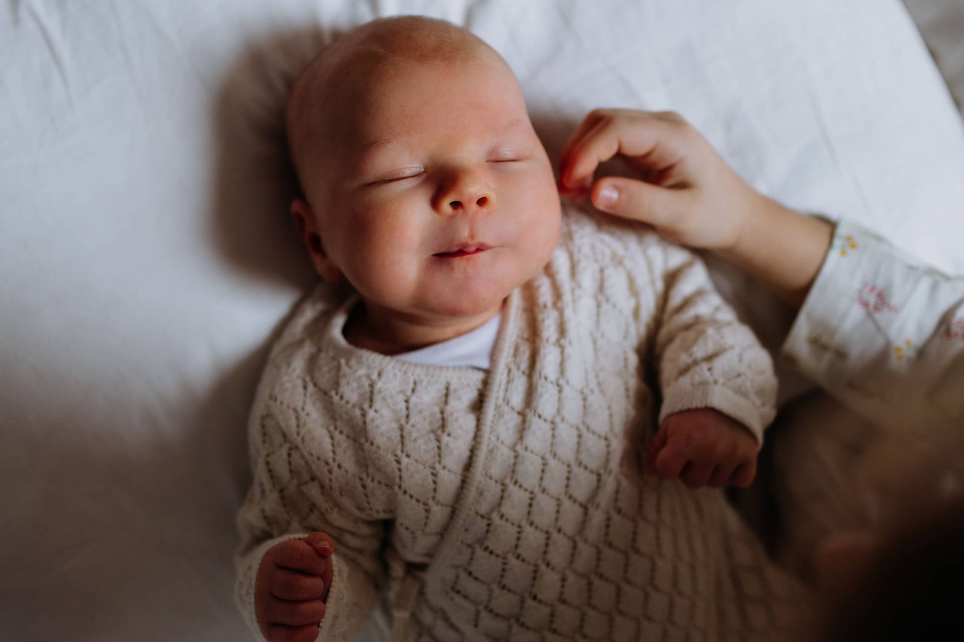 Schlafendes Baby (Symbolbild): Grund für den Mord an geflüchteter Großmutter und Mutter war mutmaßlich ein unerfüllter Kinderwunsch.