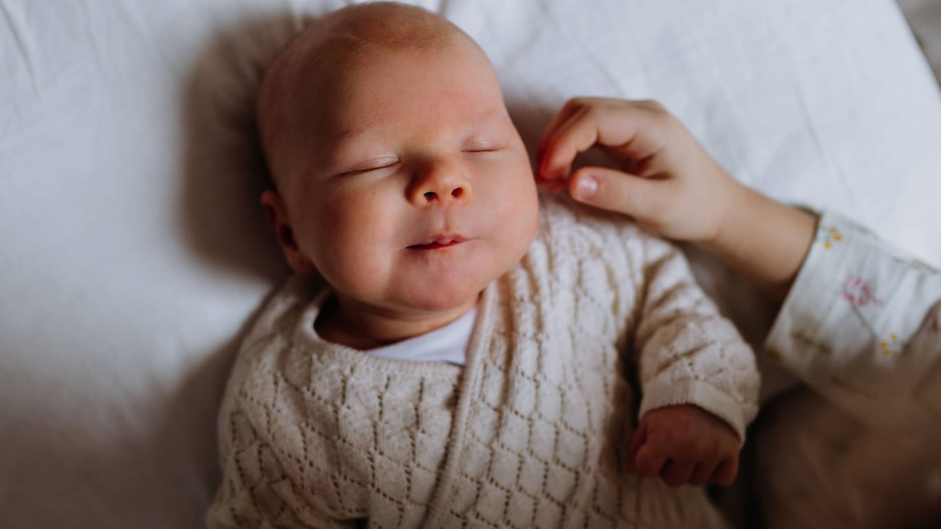 Schlafendes Baby (Symbolbild): Grund für den Mord an geflüchteter Großmutter und Mutter war mutmaßlich ein unerfüllter Kinderwunsch.