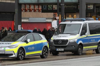 Polizeiautos stehen am Bahnhof Jungfernstieg (Archivbild): Am Freitag ist dort ein junger Mann brutal attackiert worden.