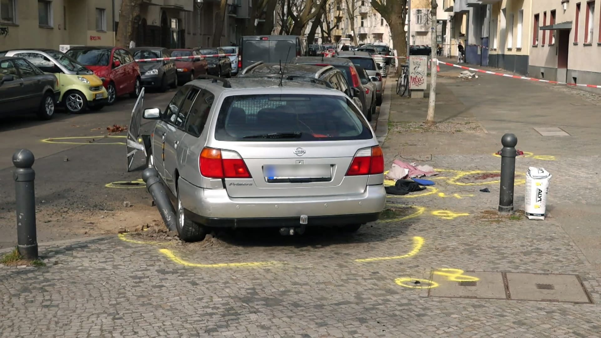 15.03.2024, Berlin: Blick auf die Unfallstelle. Zwei Menschen sind bei dem Unfall in Berlin-Charlottenburg nach Angaben der Feuerwehr lebensgefährlich verletzt worden.