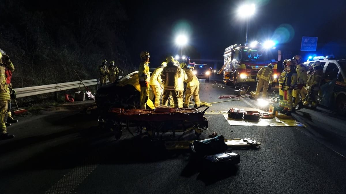 Unfall bei Ratingen am Sonntag. Zwei Fahrzeuge kollidierten auf einer Autobahn