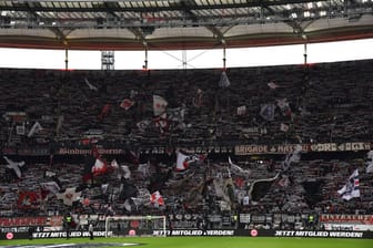 Eintracht-Fans im Stadion (Symbolbild): Anlässlich des 125. Jubiläums präsentiert Eintracht Frankfurt ein neues Trikot.