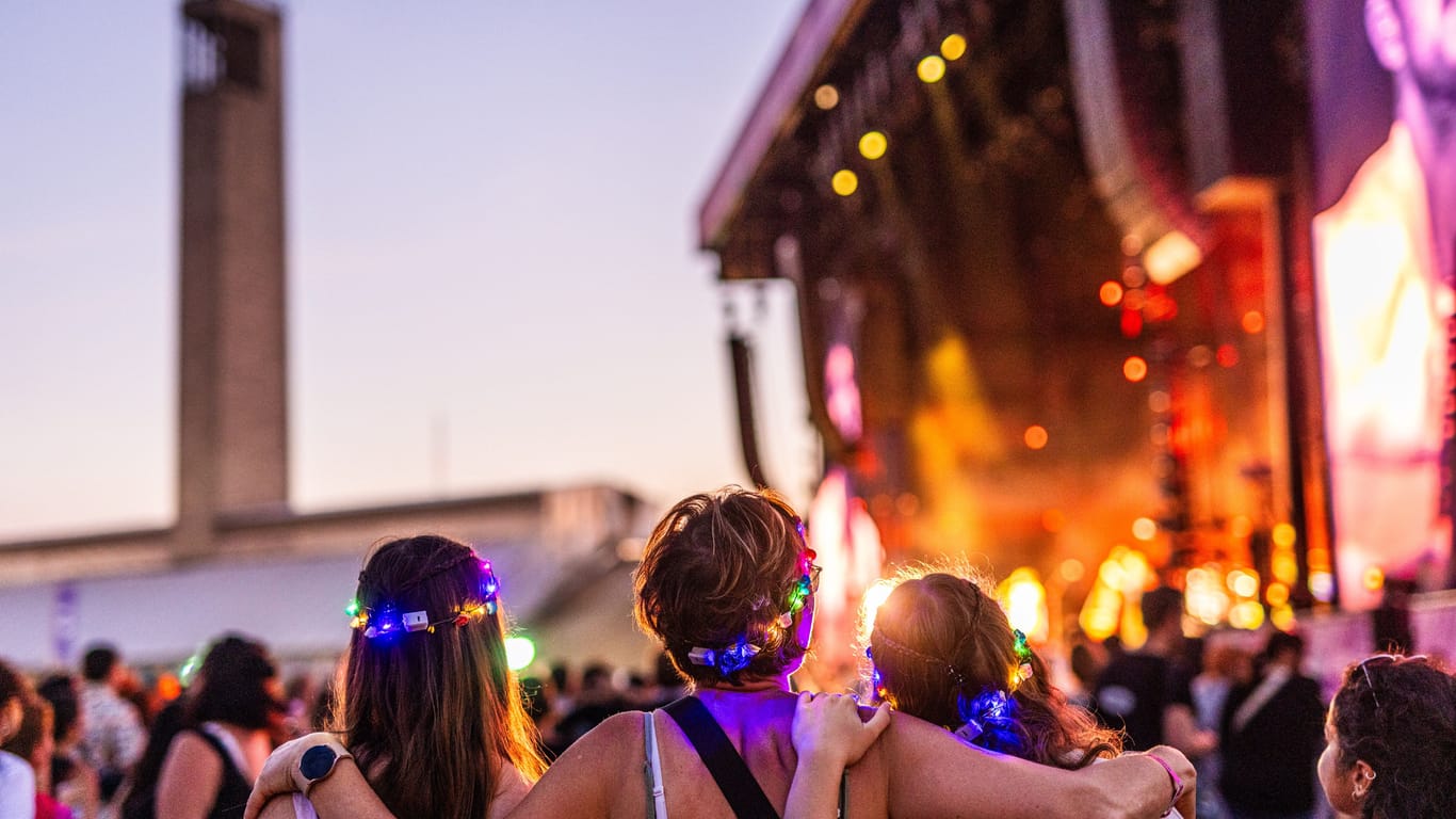 Konzertbesucher (Symbolbild): In Berlin findet im September erneut das Lollapalooza-Festival statt.