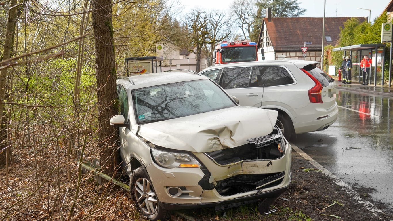 Die kollidierten Autos in Nürnberg: Die Mordkommission hat die Ermittlungen gegen den Volvo-Fahrer aufgenommen.