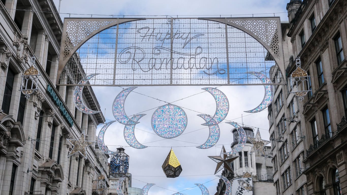 Ramadan-Beleuchtung in London (Archivbild): In Deutschland ist Köln die zweite Stadt, die anlässlich des muslimischen Fastenmonats eine Straße dekoriert hat.