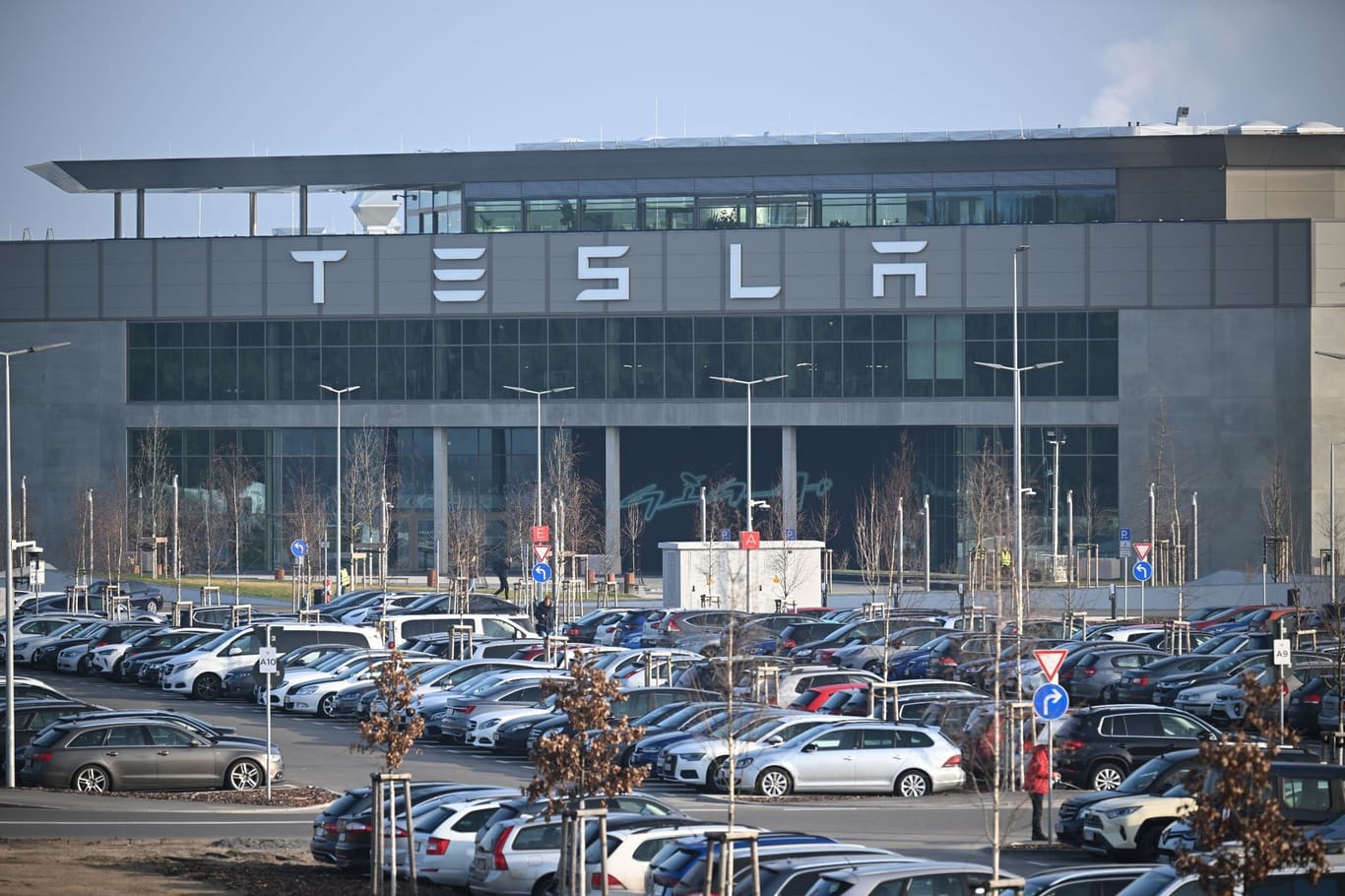 Eingang zum Tesla-Werk in Grünheide: Die Einwohner von Grünheide hatten sich vor drei Wochen in einem Bürgerentscheid gegen die Rodung von 100 Hektar Wald und damit die Erweiterung der Fläche von Tesla ausgesprochen.
