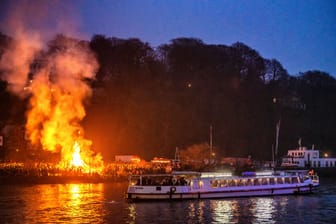 Osterfeuer am Elbstrand: Osterfeuer haben in Hamburg eine lange Tradition. Ob es auch dieses Jahr wieder eine Veranstaltung direkt am Wasser gibt, wird je nach Wetter entschieden.