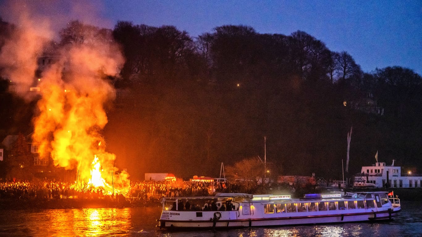 Osterfeuer am Elbstrand: Osterfeuer haben in Hamburg eine lange Tradition. Ob es auch dieses Jahr wieder eine Veranstaltung direkt am Wasser gibt, wird je nach Wetter entschieden.