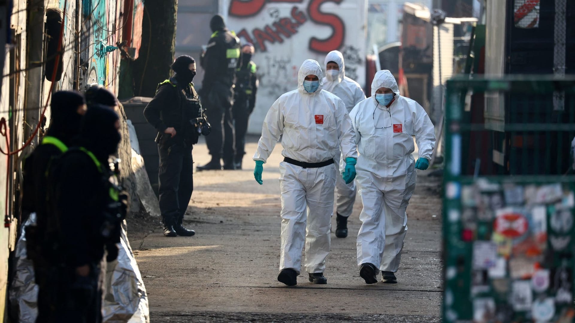 Einsatzkräfte vor Ort: Die Durchsuchungen starteten gegen 7.30 Uhr.