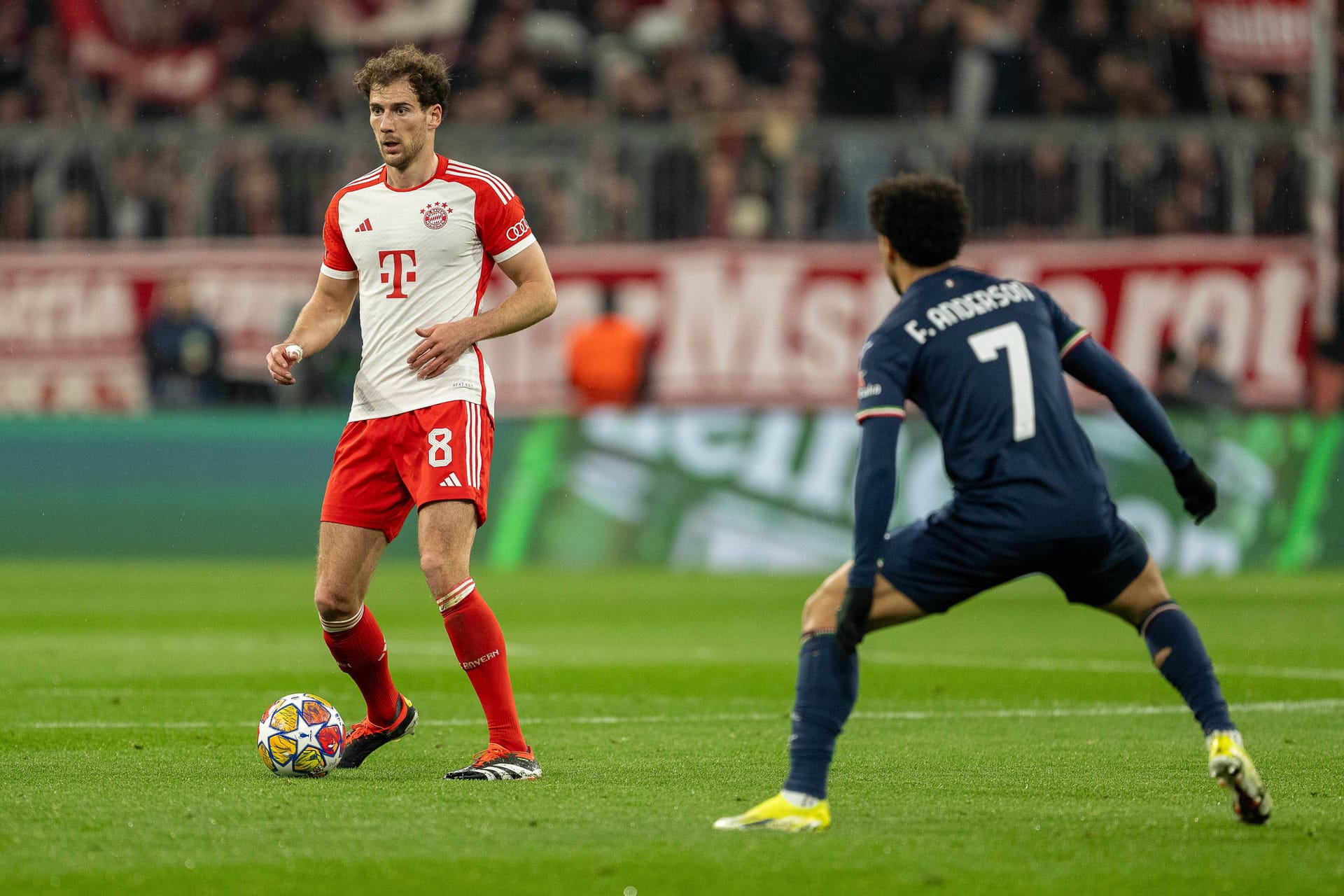 Leon Goretzka: Orientierte sich im Aufbau links neben Dier in eine Dreierkette. Harmonierte einmal mehr gut mit Pavlović und lässt den Youngster so glänzen. An der Entstehung des 1:0 war er beteiligt. Erledigte seinen Job solide – aber auch nicht mehr. Note 3