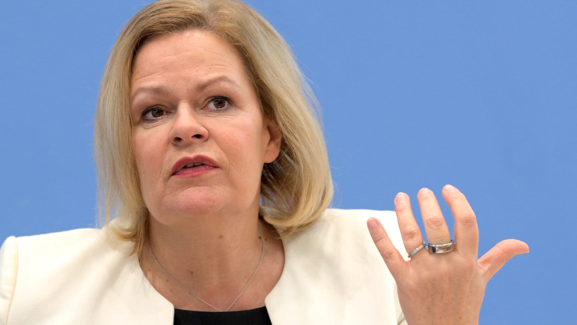 Nancy Faeser: Sie ist die Bundesinnenministerin. Nancy Faeser: Sie ist die Bundesinnenministerin.