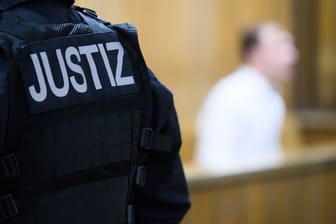 Der Angeklagte sitzt beim Prozessauftakt im Landgericht Hannover: Er steht im Verdacht seiner Tochter Quecksilber gespritzt zu haben.
