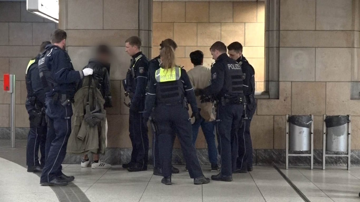 Zwei junge Männer wurden von der Polizei in der U-Bahnhaltestelle festgenommen.