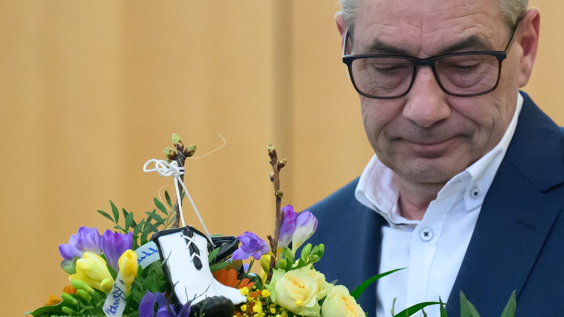 Tim Lochner (parteilos), neuer Oberbürgermeister von Pirna, hält bei der Sitzung des Pirnaer Stadtrates in der Herderhalle nach seiner Vereidigung zwei Blumensträuße in den Händen, in einem hängen kleine Boxhandschuhe als Dekoration. Er ist der erste Oberbürgermeister in Deutschland, der als Kandidat der AfD ins Amt kam. Der parteilose Kommunalpolitiker war bei der Wahl für die AfD angetreten und im Dezember im zweiten Wahlgang auf den Chefsessel des Rathauses gewählt worden.