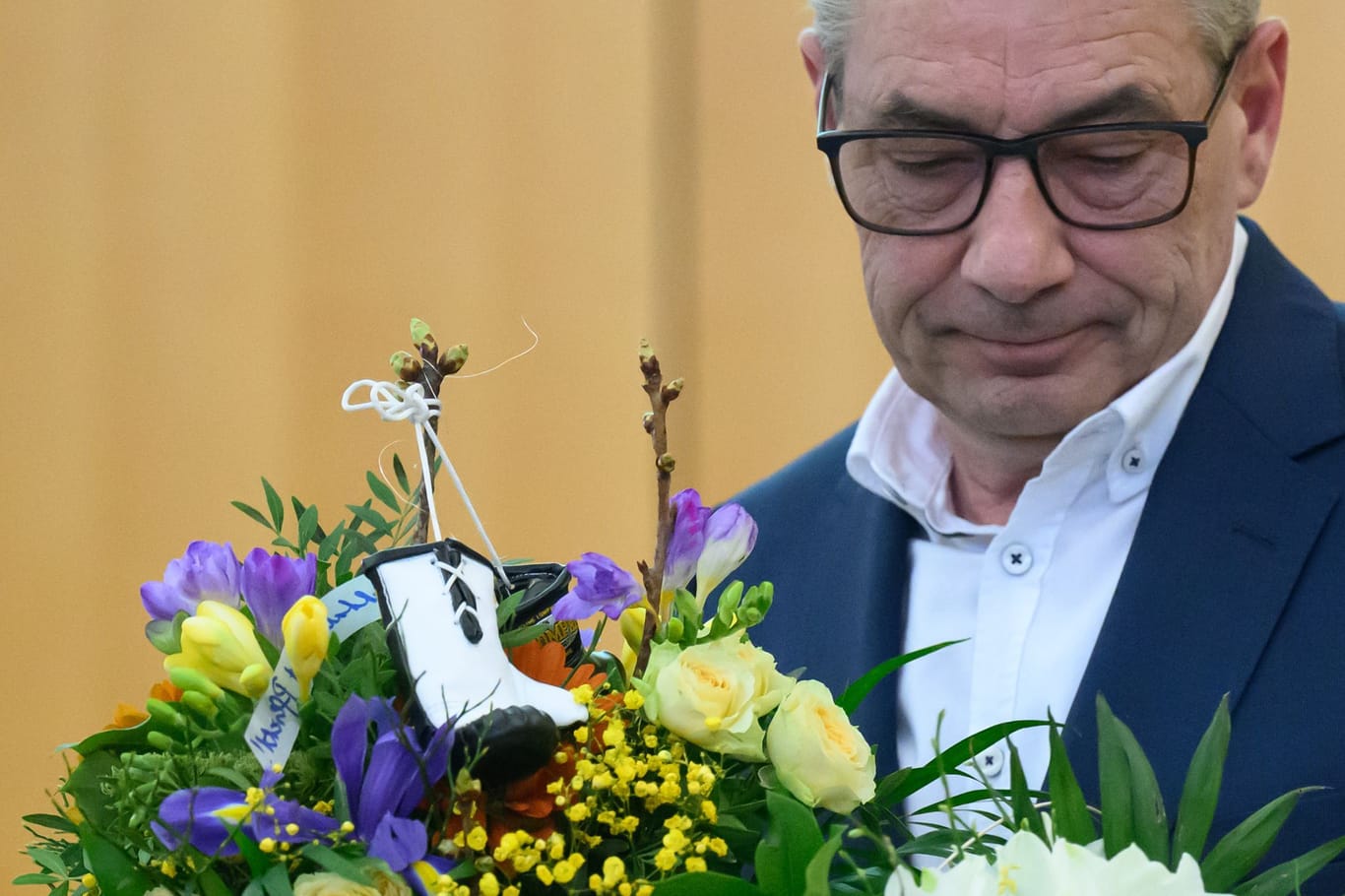 Tim Lochner (parteilos), neuer Oberbürgermeister von Pirna, hält bei der Sitzung des Pirnaer Stadtrates in der Herderhalle nach seiner Vereidigung zwei Blumensträuße in den Händen, in einem hängen kleine Boxhandschuhe als Dekoration. Er ist der erste Oberbürgermeister in Deutschland, der als Kandidat der AfD ins Amt kam. Der parteilose Kommunalpolitiker war bei der Wahl für die AfD angetreten und im Dezember im zweiten Wahlgang auf den Chefsessel des Rathauses gewählt worden.
