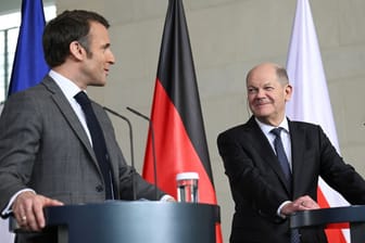Frankreichs Präsident Emmanuel Macron (l) und Bundeskanzler Olaf Scholz (r) haben teils unterschiedliche Ansichten, wenn es um den Ukraine-Kurs geht.