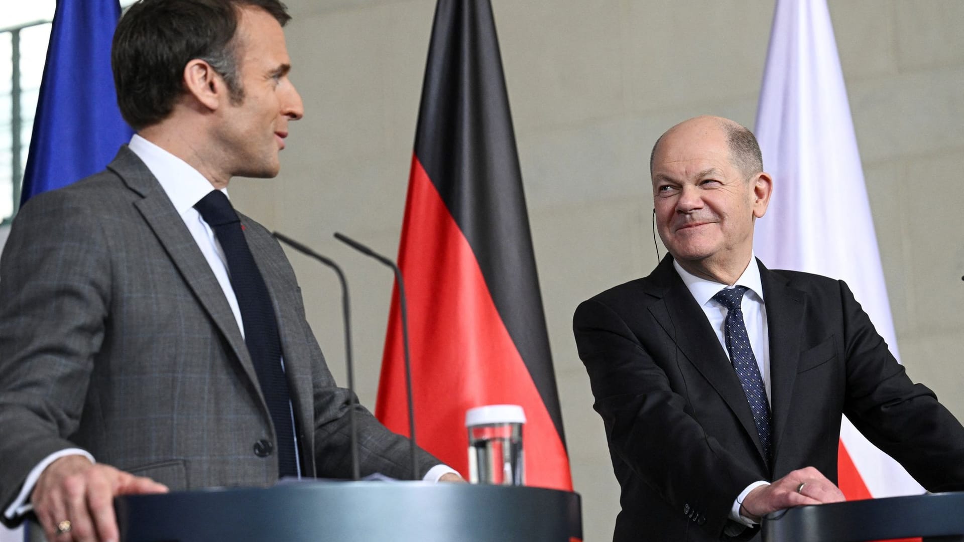 Frankreichs Präsident Emmanuel Macron (l) und Bundeskanzler Olaf Scholz (r) haben teils unterschiedliche Ansichten, wenn es um den Ukraine-Kurs geht. Frankreichs Präsident Emmanuel Macron (l) und Bundeskanzler Olaf Scholz (r) haben teils unterschiedliche Ansichten, wenn es um den Ukraine-Kurs geht.