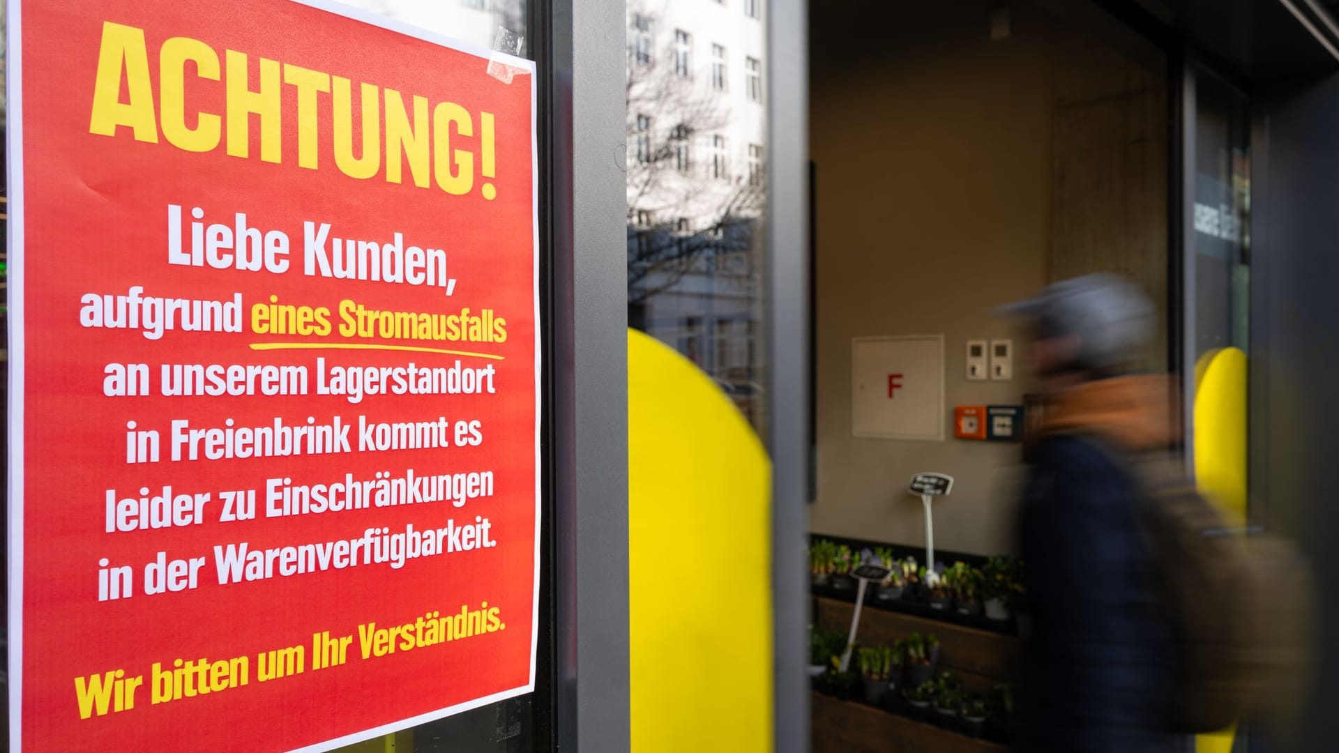 Ein Schild mit dem Hinweis auf Einschränkungen in der Warenverfügbarkeit.