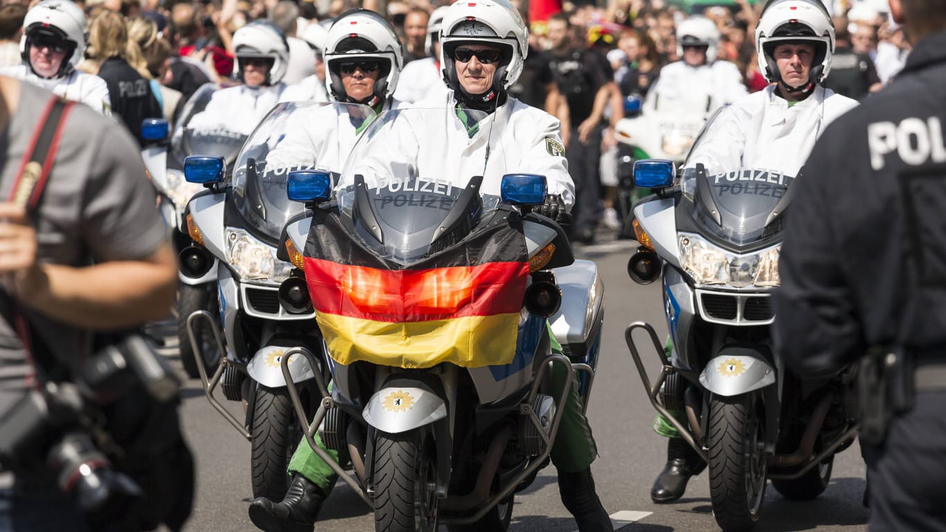 Berliner Polizisten bei der WM-Siegerfeier 2014 (Archivbild): Solche Bilder wird es wohl in diesem Jahr nicht geben.