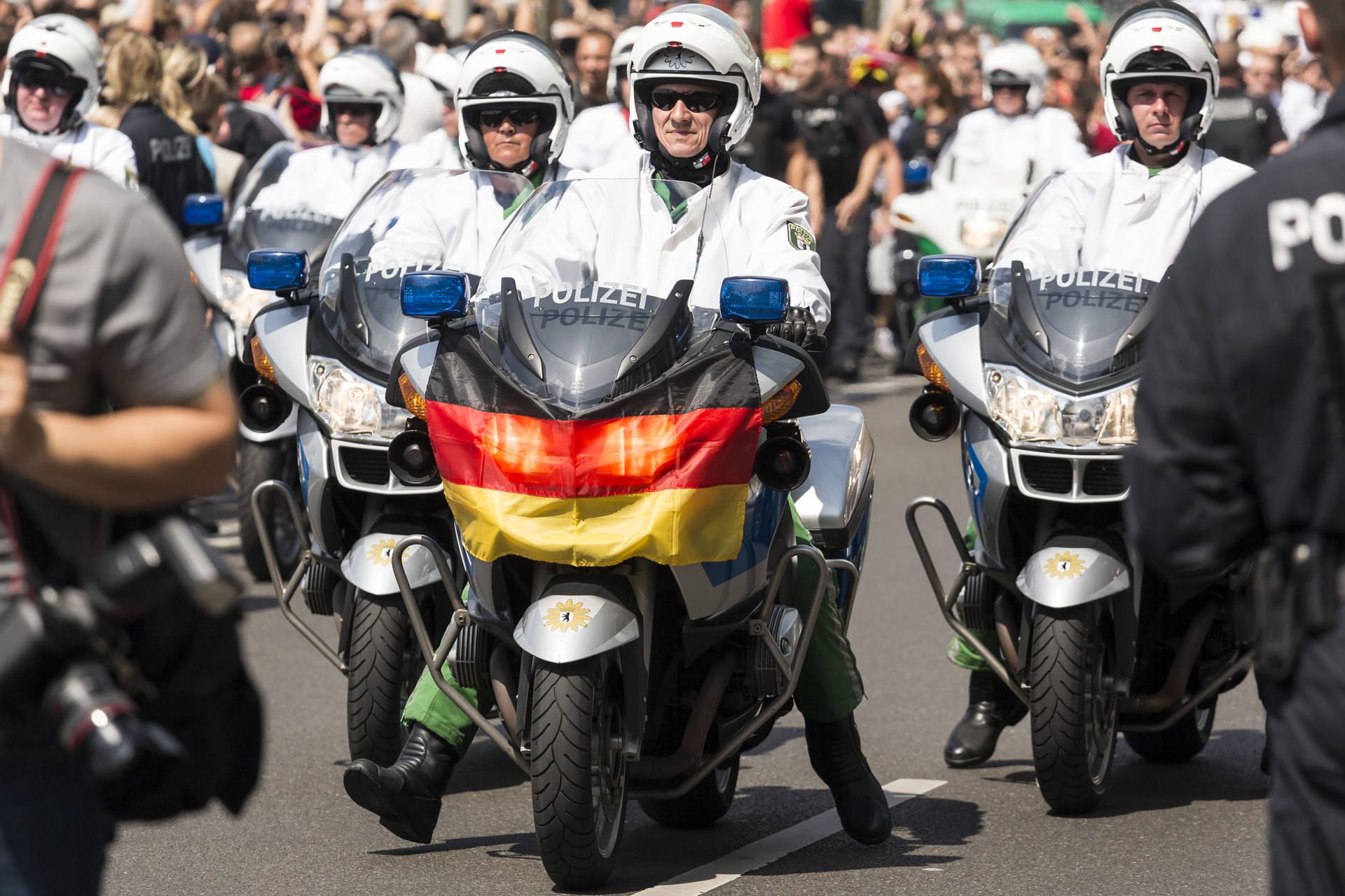 Berliner Polizisten bei der WM-Siegerfeier 2014 (Archivbild): Solche Bilder wird es wohl in diesem Jahr nicht geben.