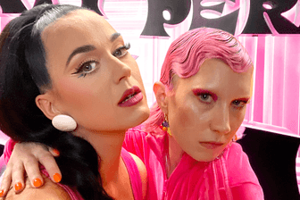 Die Berliner Künstlerin Floss mit ihrem Idol Katy Perry (l.): Das erste Mal haben sie sich 2008 nach einem Konzert getroffen, "später nahm sie mich mit zum Echo oder den MTV European Music Awards in Berlin".