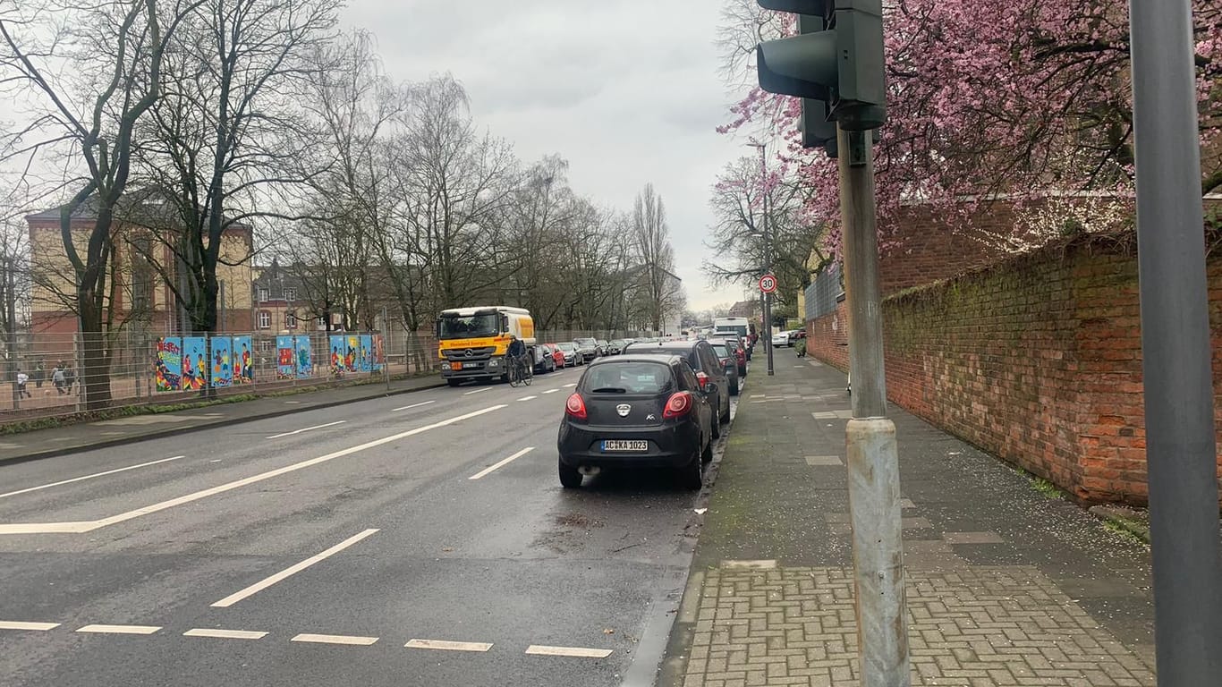 Kreuzung an der Danziger Straße in Köln-Mülheim. Vor einer Gaststätte sei es zu einer Auseinandersetzung gekommen.