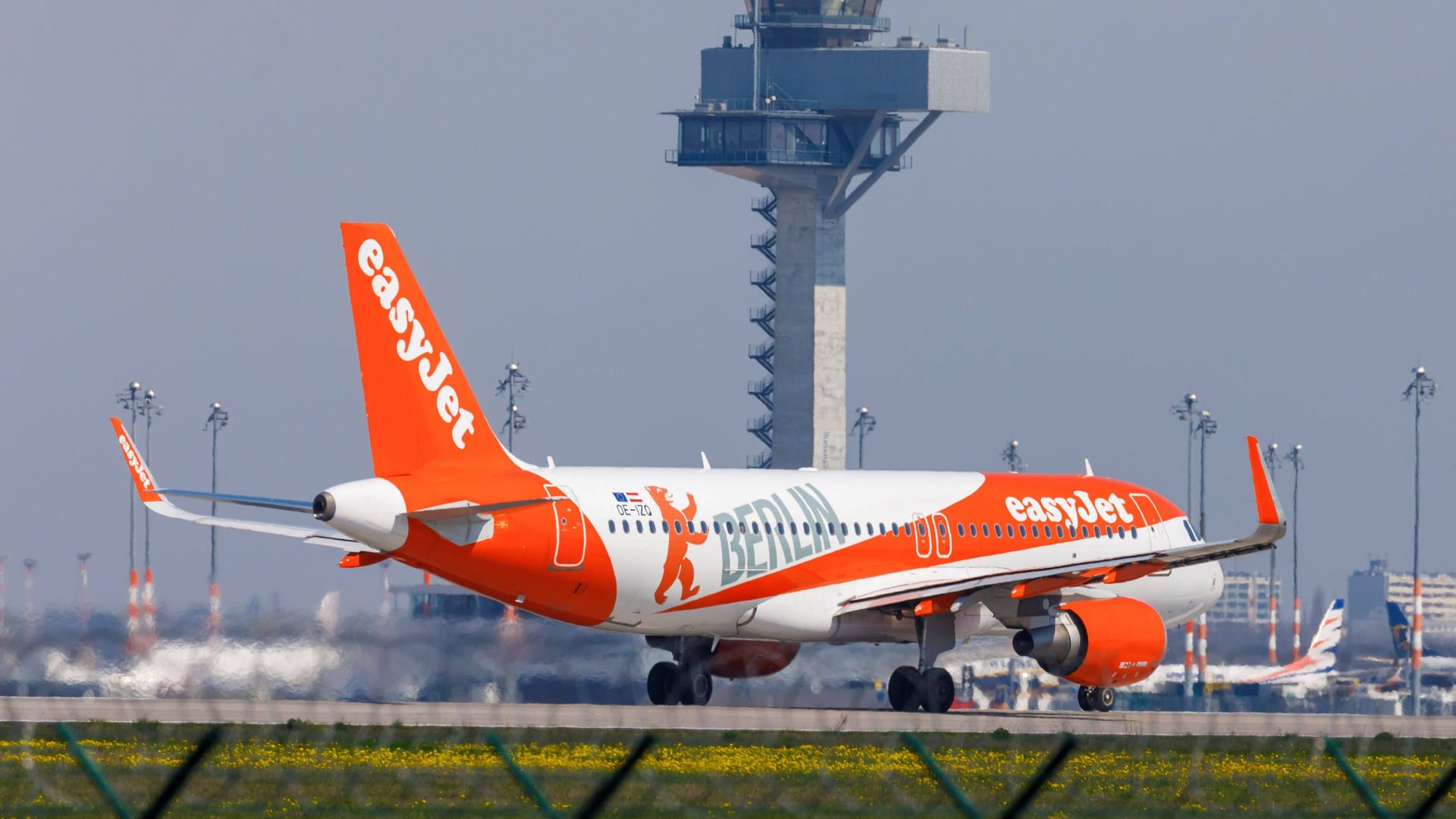 Easyjet-Flieger landet am BER (Symbolfoto): In der Corona-Pandemie hat die Airline ihre Flüge von und nach Berlin deutlich reduziert.