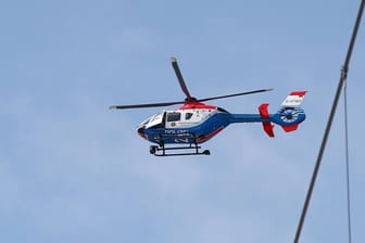 Ein Hubschrauber der Polizei in der Luft (Symbolbild): Warum kreist ein Helikopter am Montag über Hamburg?