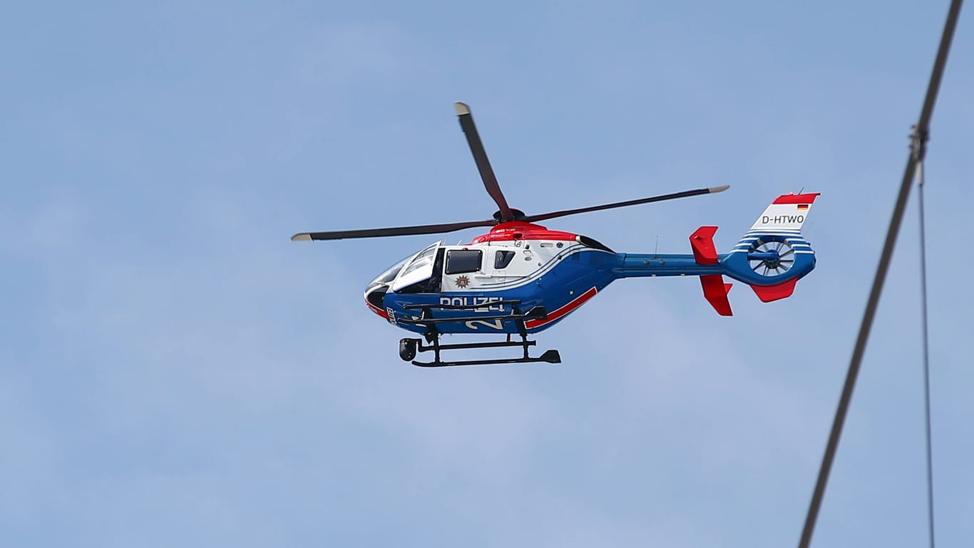 Ein Hubschrauber der Polizei in der Luft (Symbolbild): Warum kreist ein Helikopter am Montag über Hamburg?