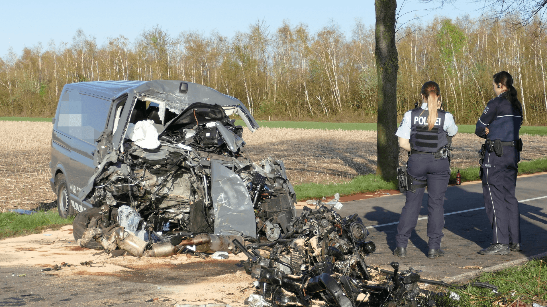 Ein Auto ist am Montagnachmittag mit einem Baum zusammengeprallt: Der Wagen wurde dabei schwer beschädigt, der Fahrer lebensgefährlich verletzt.