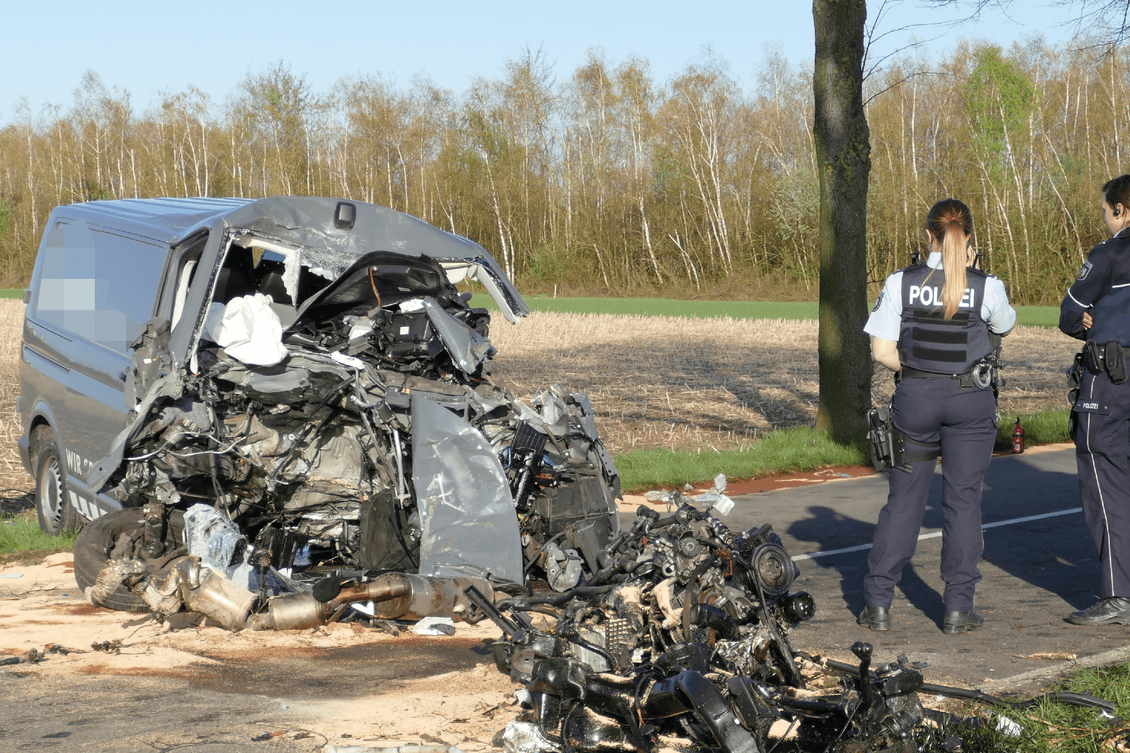 Ein Auto ist am Montagnachmittag mit einem Baum zusammengeprallt: Der Wagen wurde dabei schwer beschädigt, der Fahrer lebensgefährlich verletzt.