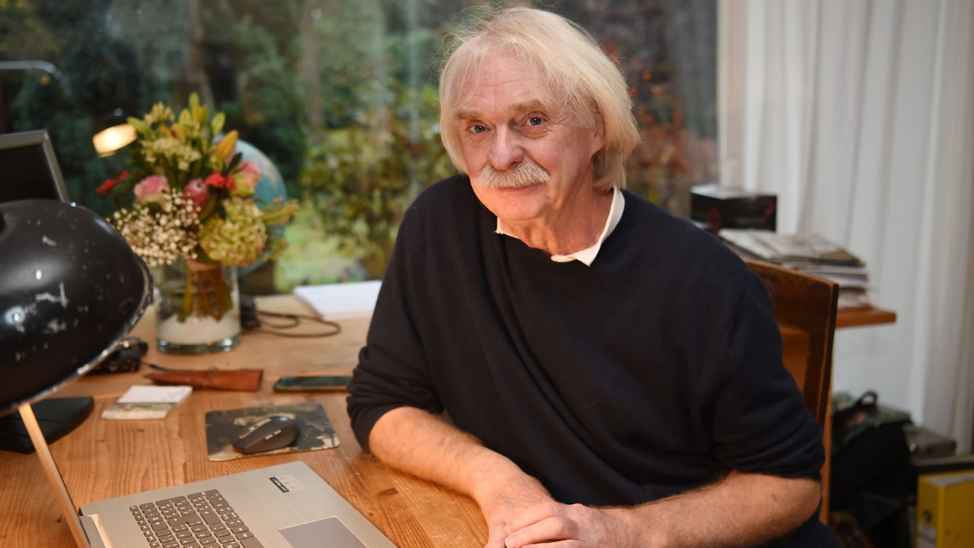 Axel Petermann sitzt in seinem Haus an seinem Schreibtisch (Archivbild): Er will Licht ins Dunkle bringen. Axel Petermann sitzt in seinem Haus an seinem Schreibtisch (Archivbild): Er will Licht ins Dunkle bringen.