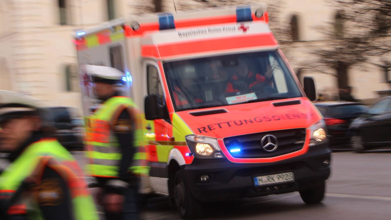 Ein Rettungswagen auf Einsatzfahrt (Symbolbild): Die Frau wurde in den Schockraum einer Münchner Klinik gebracht.