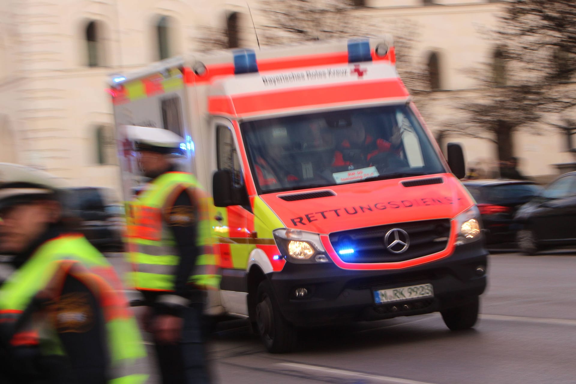 Ein Rettungswagen auf Einsatzfahrt (Symbolbild): Die Frau wurde in den Schockraum einer Münchner Klinik gebracht.