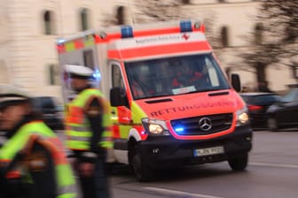 Ein Rettungswagen auf Einsatzfahrt (Symbolbild): Die Frau wurde in den Schockraum einer Münchner Klinik gebracht.
