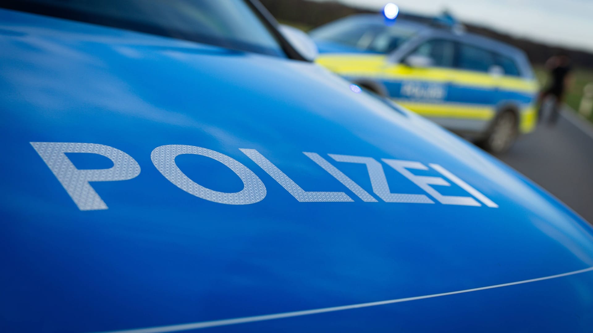 Polizei-Auto (Archivbild): In Sachsen kam die Polizei für einen 15-Jährigen zu spät, der von sieben Erwachsenen verfolgt wurde.