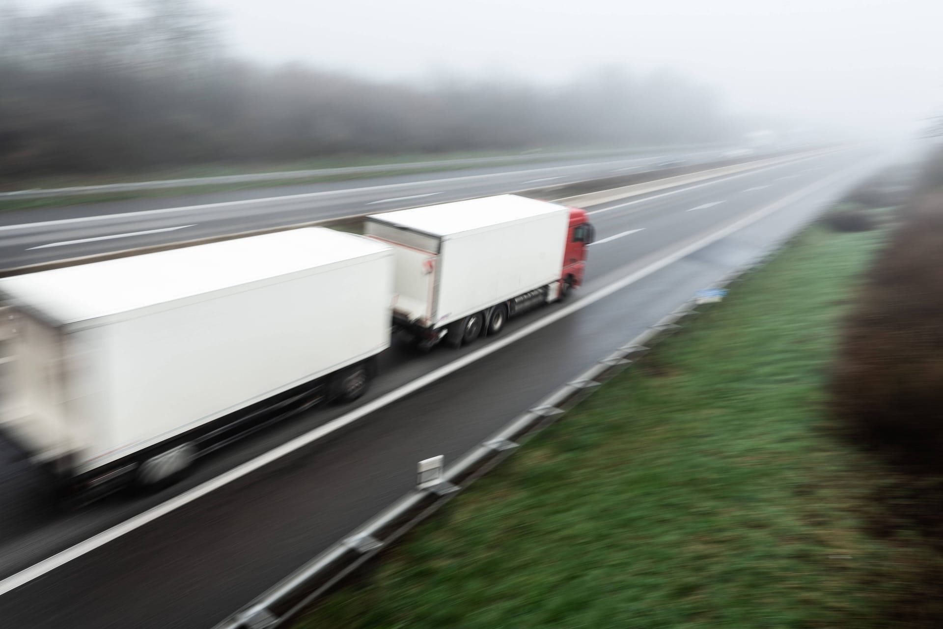 Ein Lkw bei voller Fahrt (Symbolbild): Eine Frau ist auf der A7 überfahren worden und verstorben. Voraus ging allerdings eine versuchte Tötung.