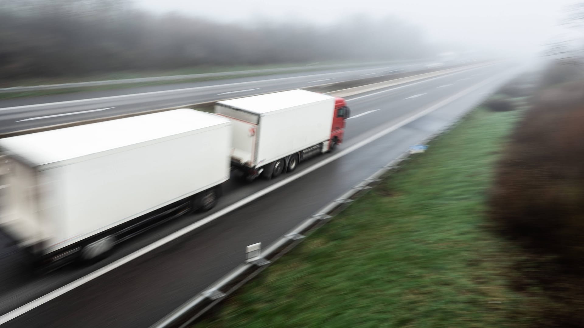 Ein Lkw bei voller Fahrt (Symbolbild): Eine Frau ist auf der A7 überfahren worden und verstorben. Voraus ging allerdings eine versuchte Tötung.