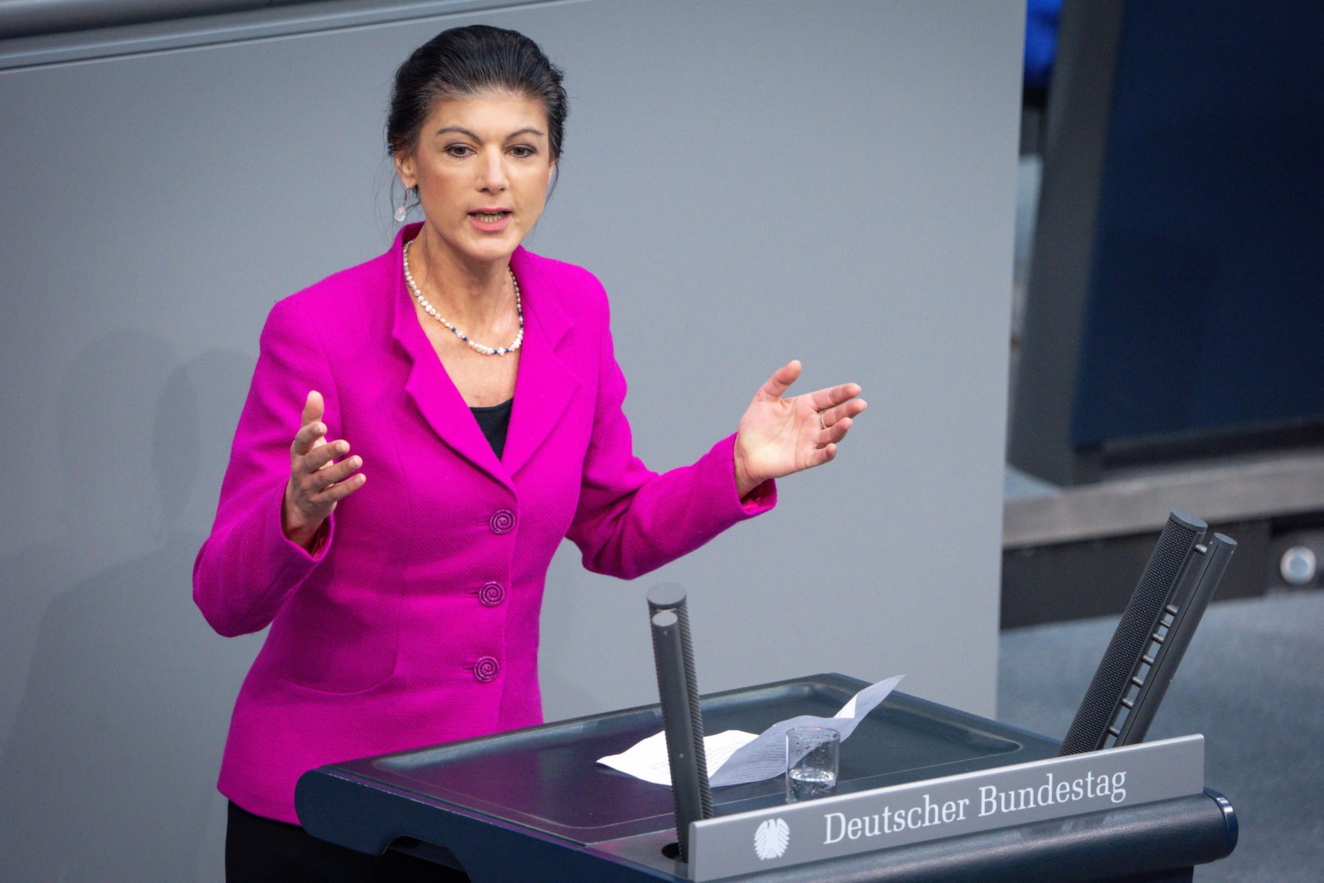 Deutscher Bundestag, 157. Plenarsitzung Dr. Sahra Wagenknecht BSW im Portrait bei ihrer Rede zum Tagesordnungspunkt Unterstuetzung der Ukraine bei der 157. Sitzung des Deutschen Bundestag in Berlin