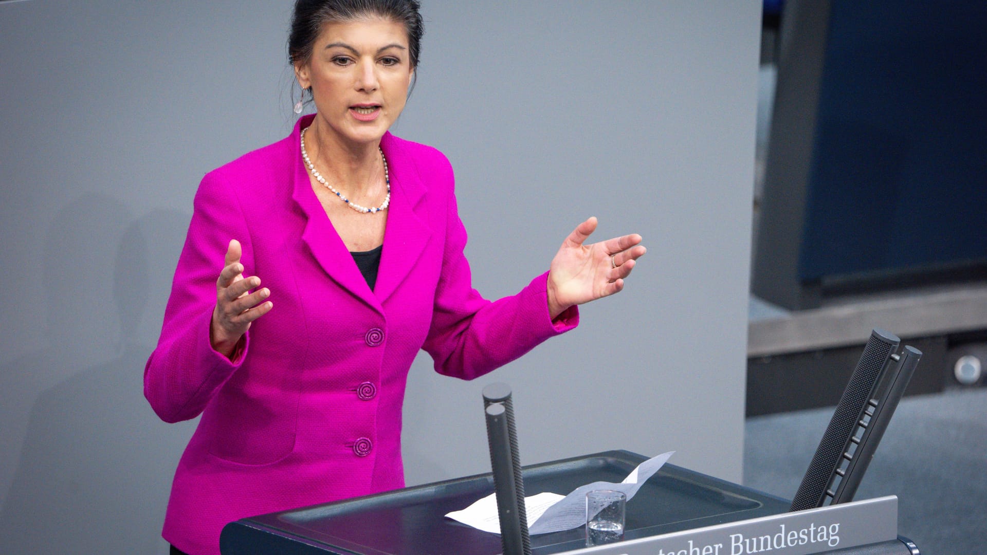 Deutscher Bundestag, 157. Plenarsitzung Dr. Sahra Wagenknecht BSW im Portrait bei ihrer Rede zum Tagesordnungspunkt Unterstuetzung der Ukraine bei der 157. Sitzung des Deutschen Bundestag in Berlin